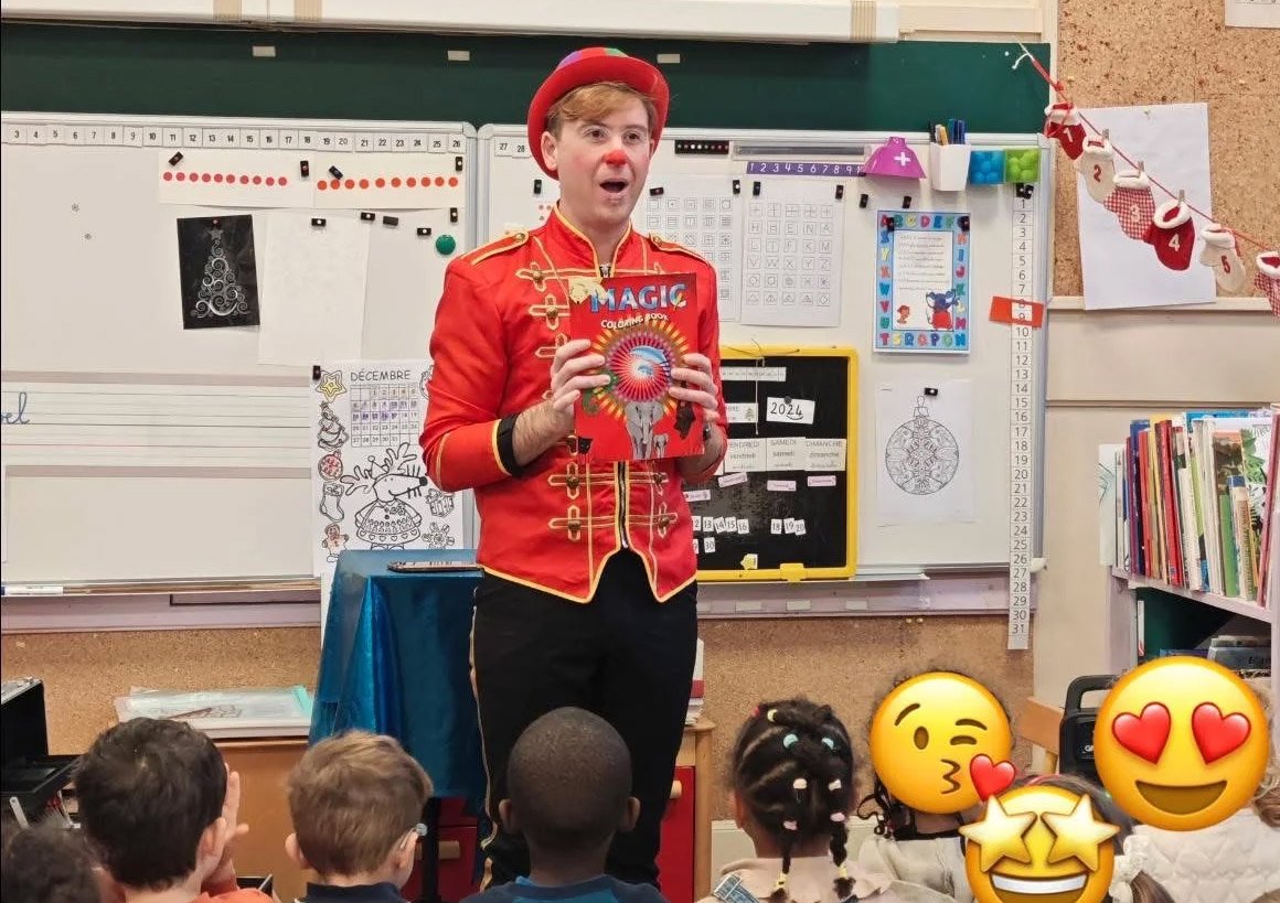 Spectacle dans une salle de classe